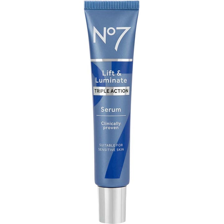 No7 Lift & Luminate Triple Action Serum er et oppstrammende serum i en blå tube med sølvfarget kork som gir glød.