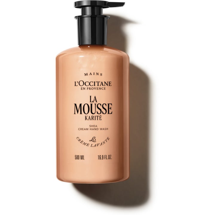 L'Occitane La Mousse Karité 500 ml nærende håndsåpe i ferskenfarget flaske med sort pumpe