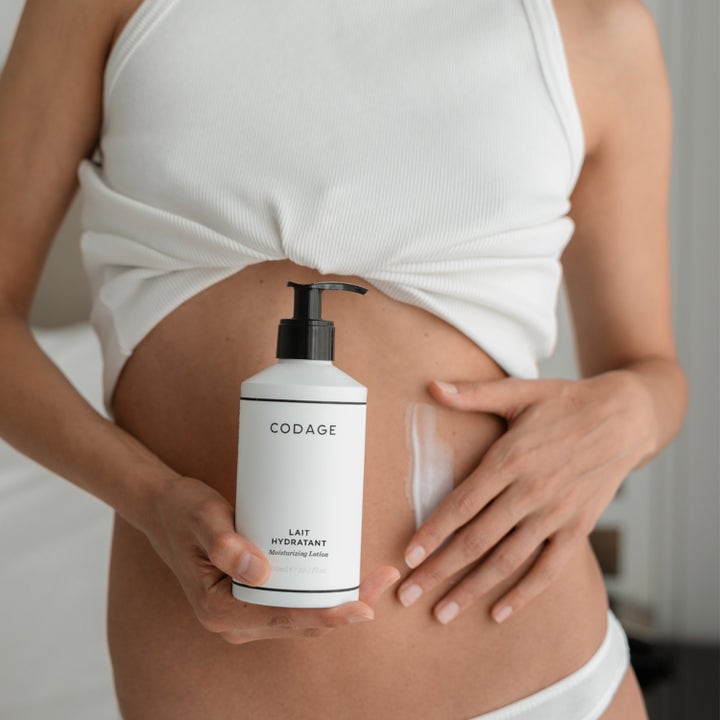 Codage Paris The Moisturizing Body Lotion 300 ml fuktighetsgivende kroppspleie i hvit pumpeflaske som smøres på huden