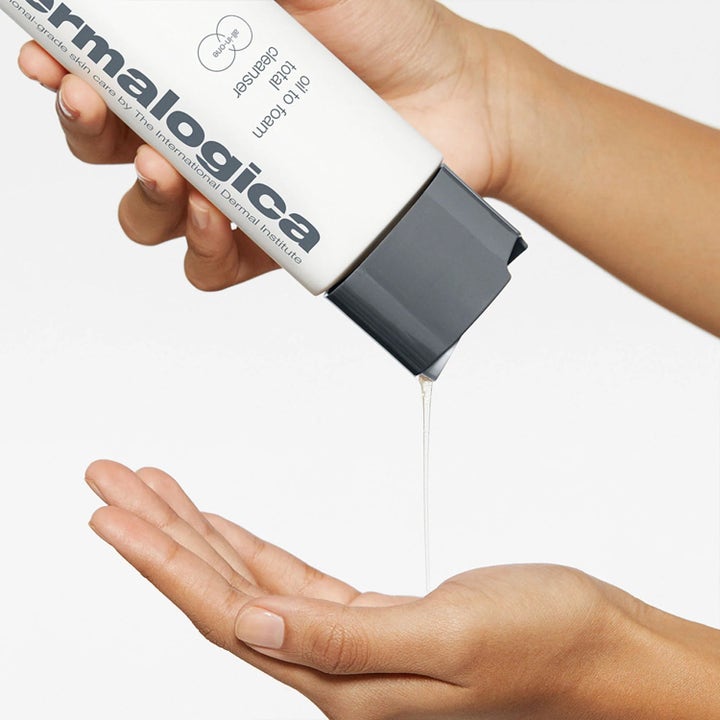 Dermalogica Oil to Foam Cleanser Duo 2x250 ml dyprensende olje som helles fra hvit flaske ned i en hånd