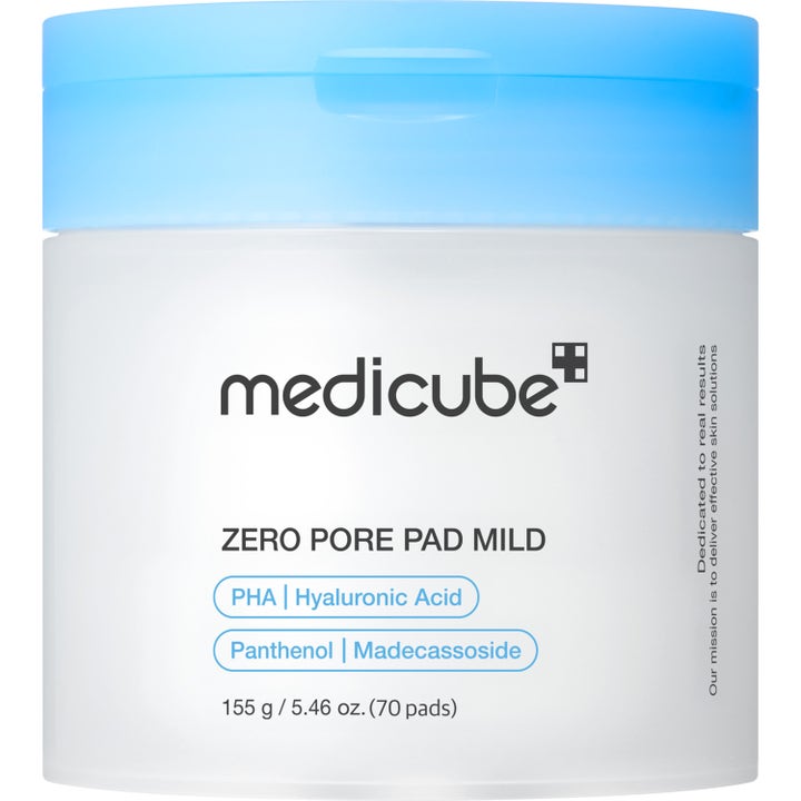 Medicube Zero Pore Pad Mild 70 pads eksfolierende ansiktspads som gir fuktighet i hvit krukke med lyseblått lokk