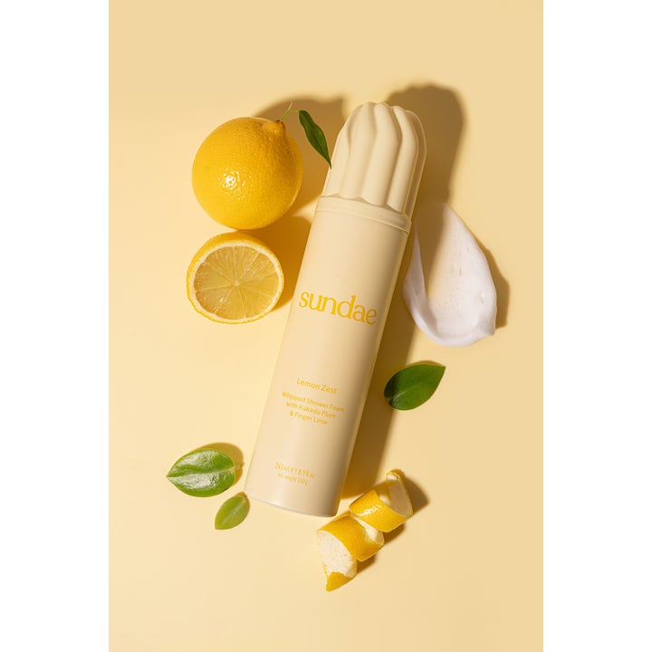 Sundae Whipped Shower Foam Lemon Zest 265 ml frisk dusjsåpe i gul flaske med sitroner og kremet skumtekstur