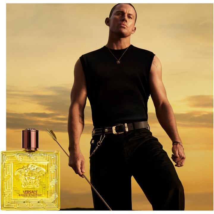 Versace Eros Energy Bath & Shower Gel 250 ml dusjsåpe i kampanjebilde med mann mot gyllen himmel og gul flaske