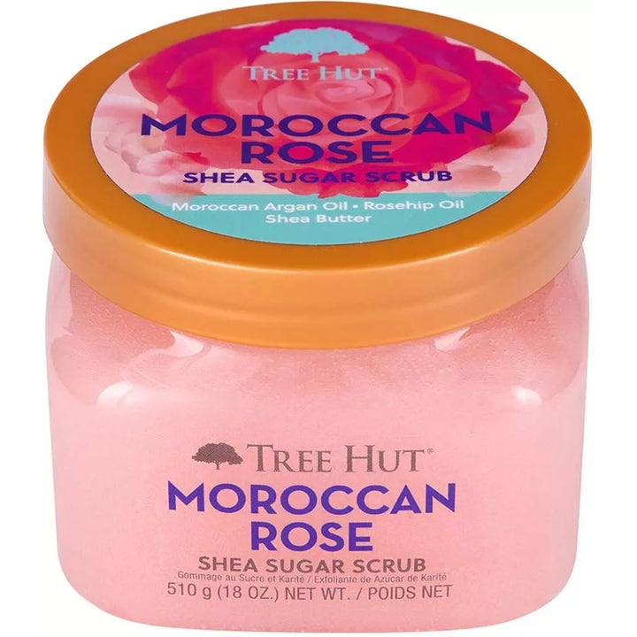 Tree Hut Shea Sugar Scrub Moroccan Rose 510g eksfolierende kroppsskrubb i krukke med rosa tekstur