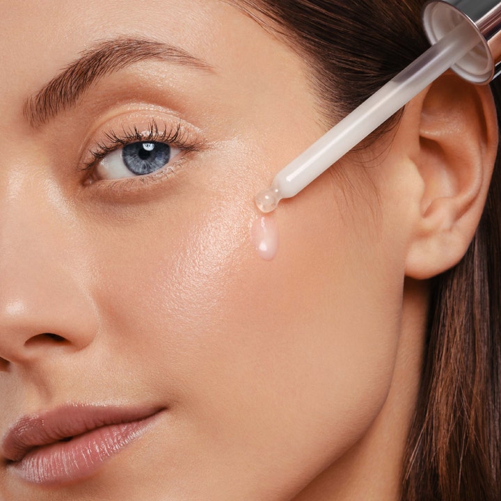 Biotherm Life Plankton Regenerating Serum 75 ml påføres med pipette på kinn for glødende hud