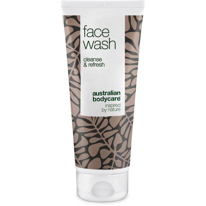 Australian Bodycare Face Wash ansiktsvask som renser huden i hvit tube med brunt mønster av blader