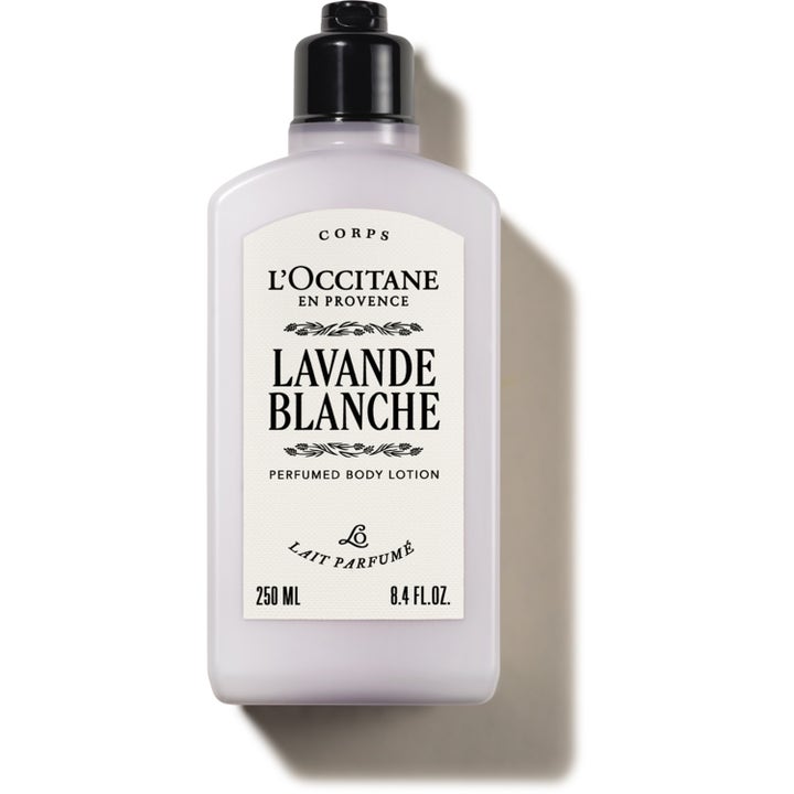 L'Occitane Lavande Blanche 250 ml parfymert kroppslotion som gir pleie i en lys lilla flaske med sort kork