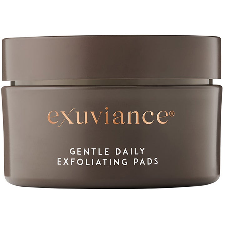Exuviance Gentle Daily Exfoliating Pads eksfolierende pads som gir glød i en mørkebrun krukke med tekst i kobber.