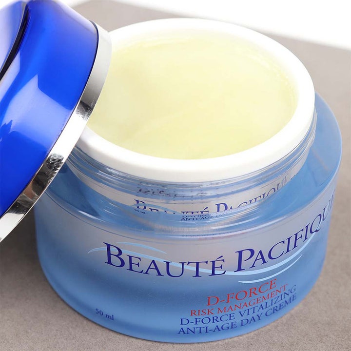 Beauté Pacifique D-Force Day Cream 50 ml vitaliserende anti-age dagkrem i blå glasskrukke med lysegul konsistens