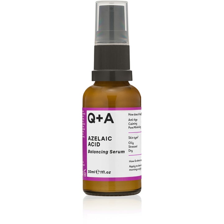 Q+A Azelaic Acid 30ml beroligende ansiktsserum i brun glassflaske med svart pumpe og lilla etikett.
