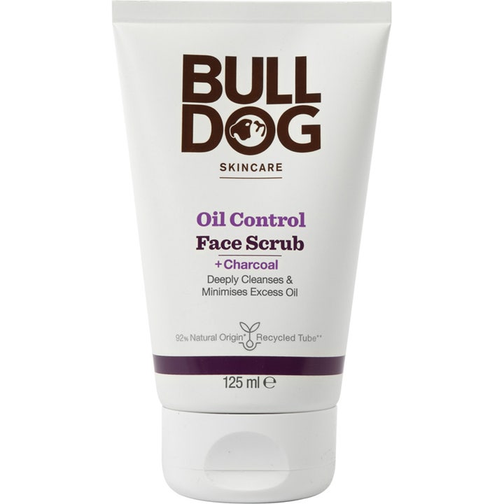 Bulldog Oil Control Face Scrub 125 ml dyprensende ansiktsskrubb med kull i hvit tube som fjerner overflødig olje.