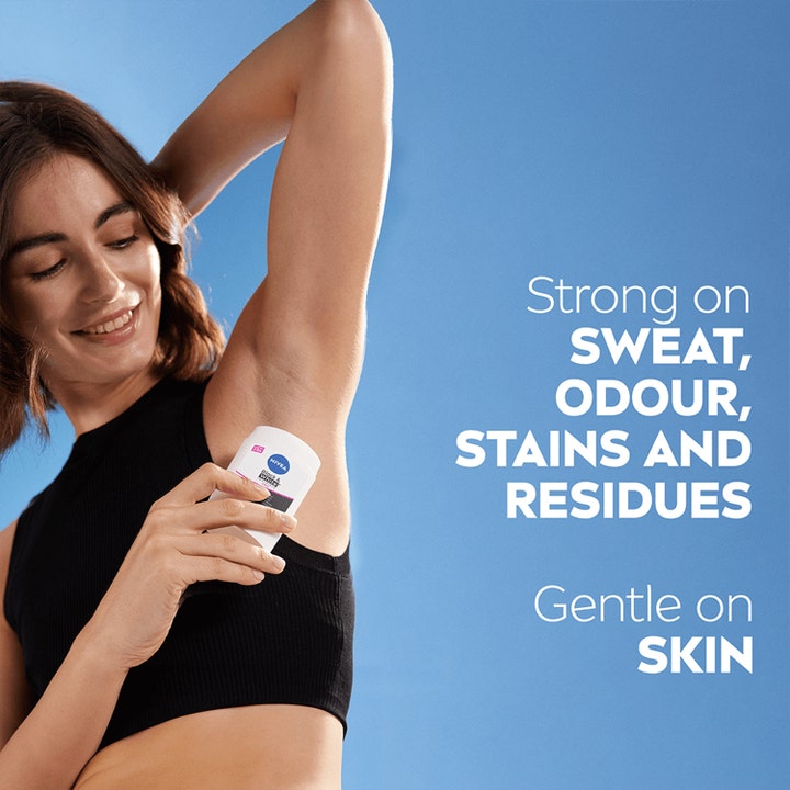 NIVEA Black & White Anti-Perspirant Stick 50 ml beskytter mot svette og flekker vist på en kvinne