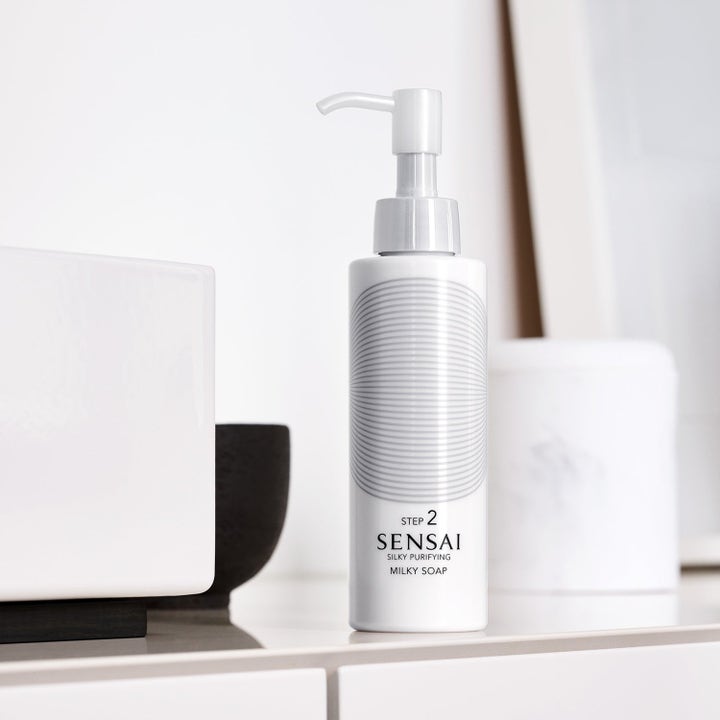 Sensai Silky Purifying Milky Soap 150 ml rens gir silkemyk hud i hvit pumpeflaske i et lyst baderomsmiljø