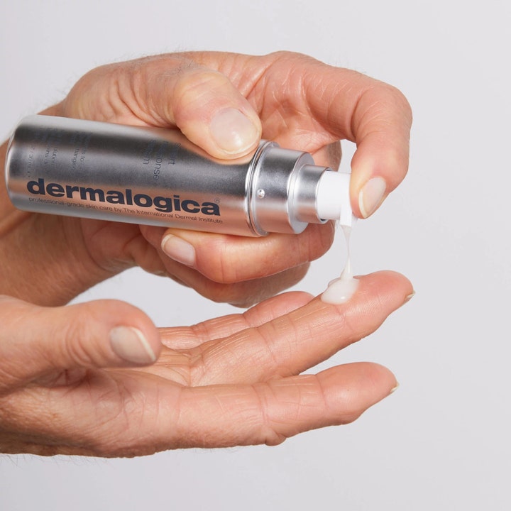 Dermalogica Smart Response Serum 30 ml fuktighetsgivende ansiktsserum pumper hvit tekstur fra sølvflaske til hånd.