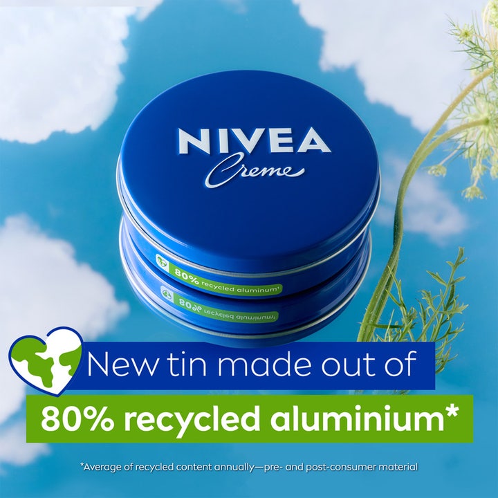 NIVEA Creme 250 ml fuktighetskrem i blå metallboks av 80 % resirkulert aluminium mot blå himmel