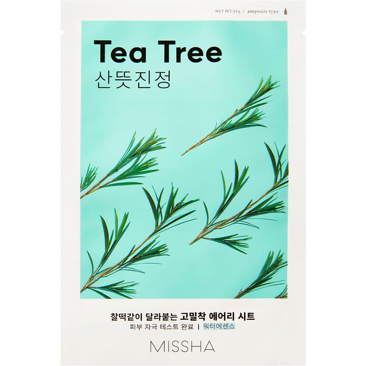 Missha Tea Tree 19g beroligende ansiktsmaske i hvit forpakning med grønne tetreblader på lyseblå bakgrunn