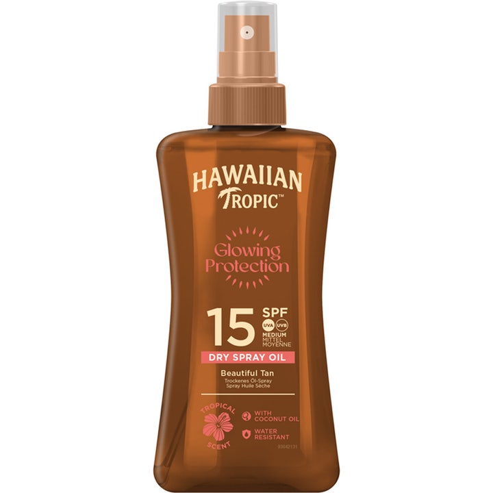 Hawaiian Tropic Glowing Protection Dry Spray Oil SPF 15 sololje gir glød i brun gjennomsiktig flaske med spraypumpe.