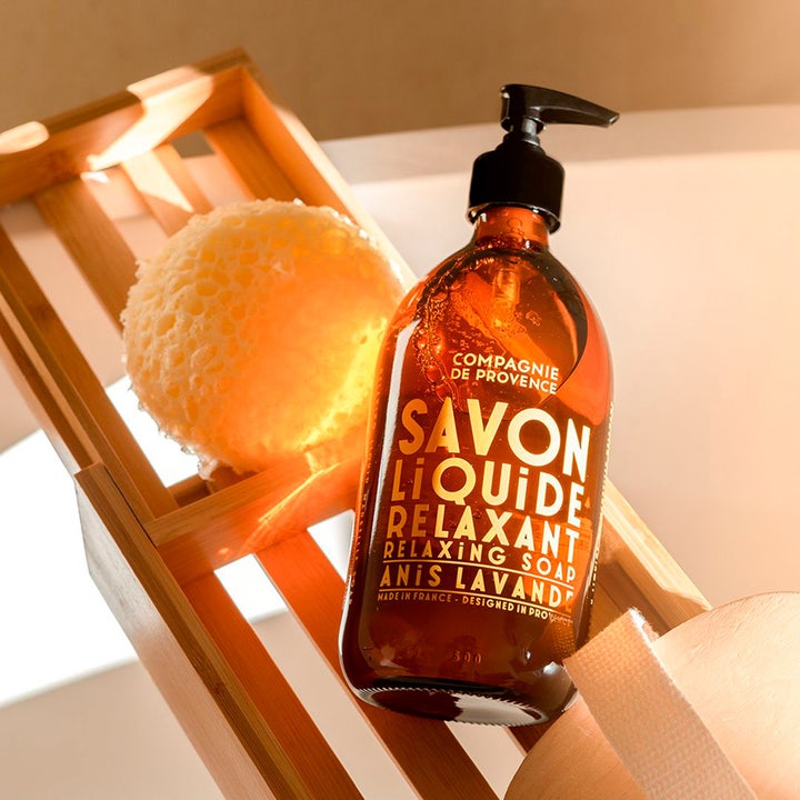 Compagnie de Provence Liquid Marseille Soap Anise Lavender 495 ml beroligende håndsåpe i brun glassflaske med svamp.