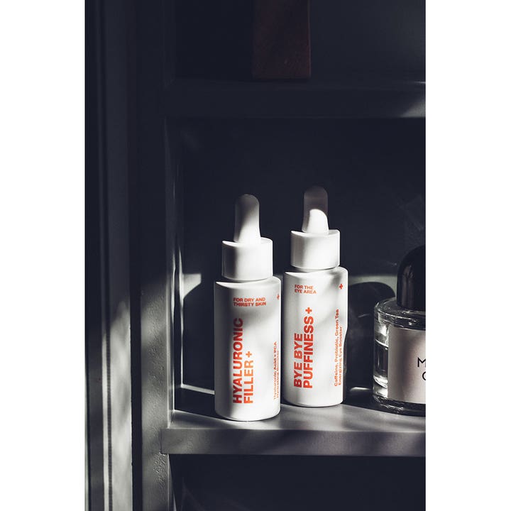 Swiss Clinic Hyaluronic Filler+ 30 ml fuktgivende ansiktsserum i hvit pipetteflaske i dramatisk lys på en hylle.