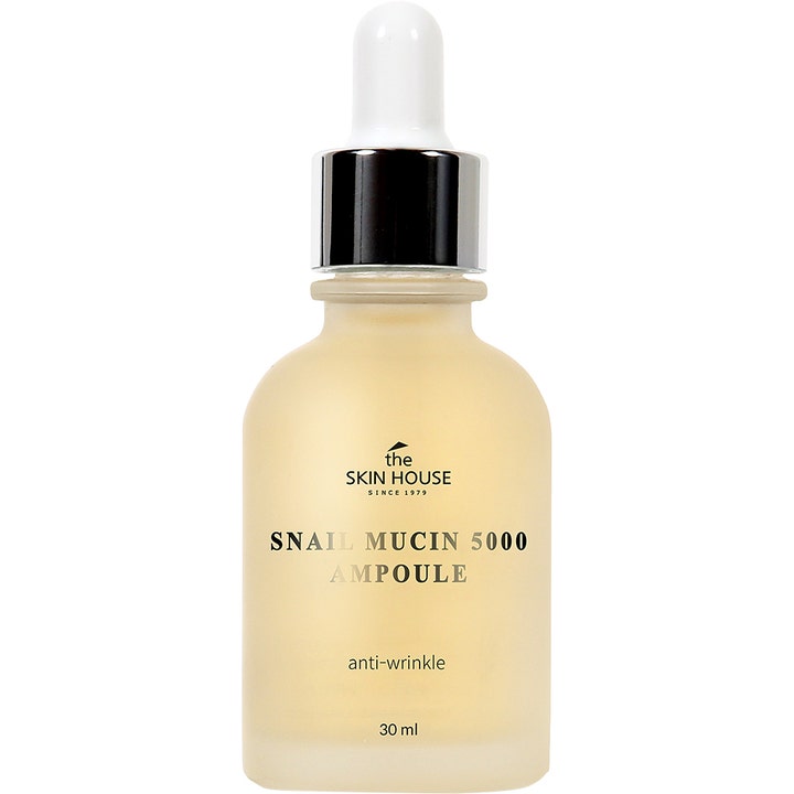 The Skin House Snail Mucin 5000 Ampoule 30 ml mot rynker i frostet glassflaske med sølvkork og hvit pipette