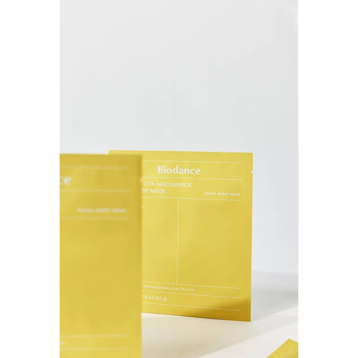 Biodance Radiant Vita Niacinamide Real Deep Mask 34 g ansiktsmaske i gul forpakning som gir huden glød.