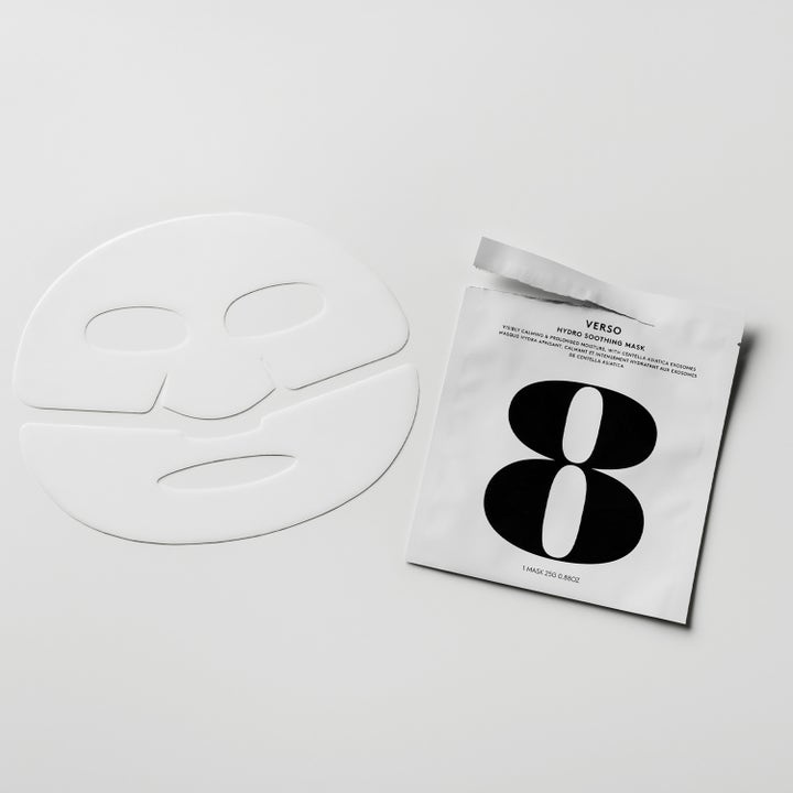 Verso N°8 Hydro Soothing Mask 1 stk beroligende ansiktsmaske hvit todelt sheetmaske ved siden av åpnet hvit pose.