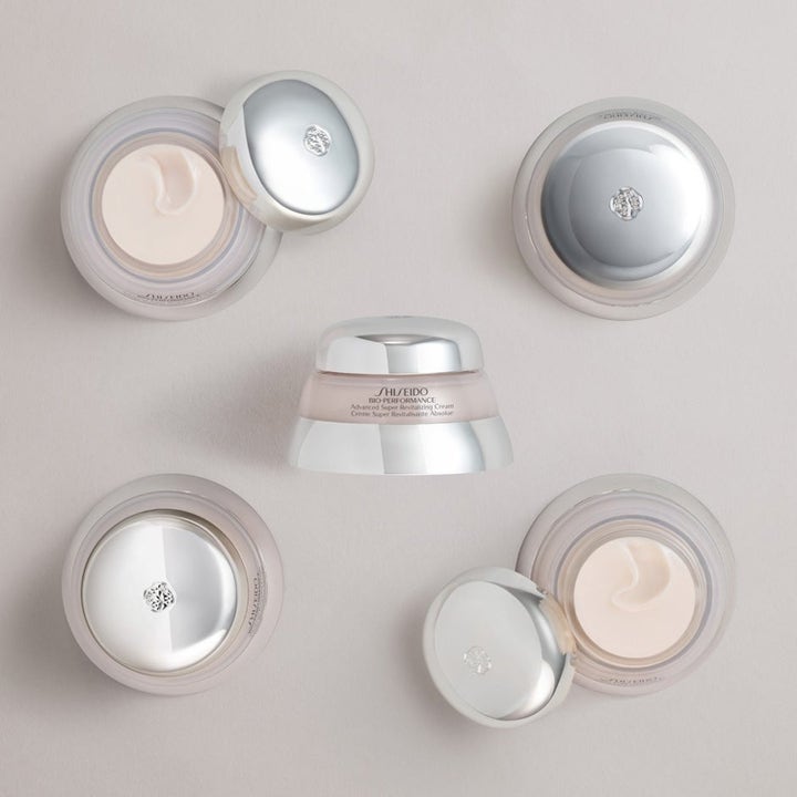Shiseido Premium Åldersförsvar 100 ml anti-age ansiktskrem i sølvfargede krukker med lys rosa kremtekstur