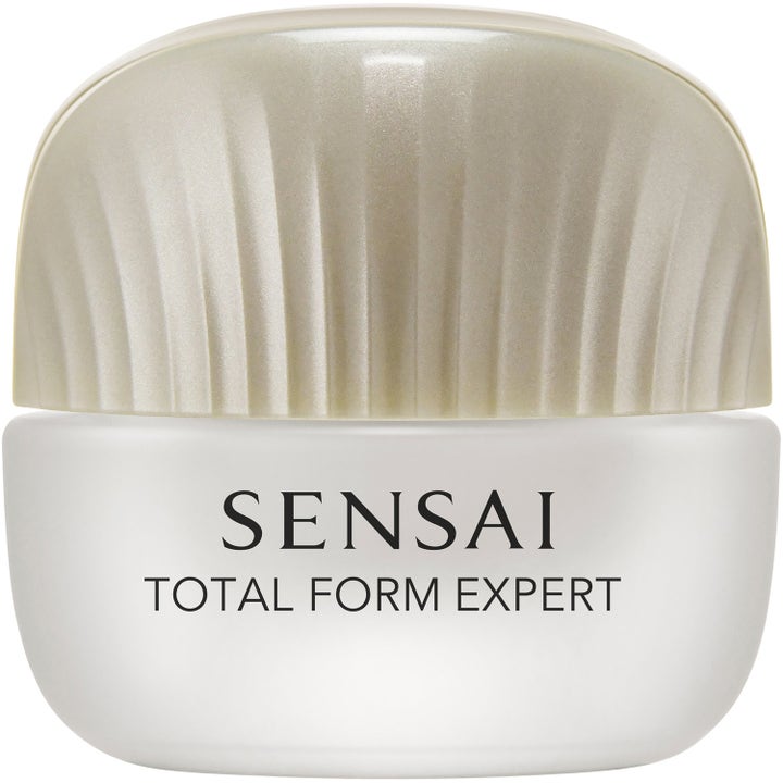 Sensai Total Form Expert oppstrammende ansiktskrem i frostet glasskrukke med et elegant rillet gulllokk