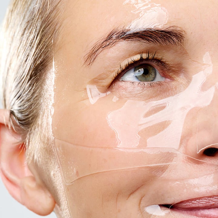 Currentbody Skin Hydrogel Face mask 26 g fuktighetsgivende sheetmaske med en klar og glansfull finish påført ansiktet.