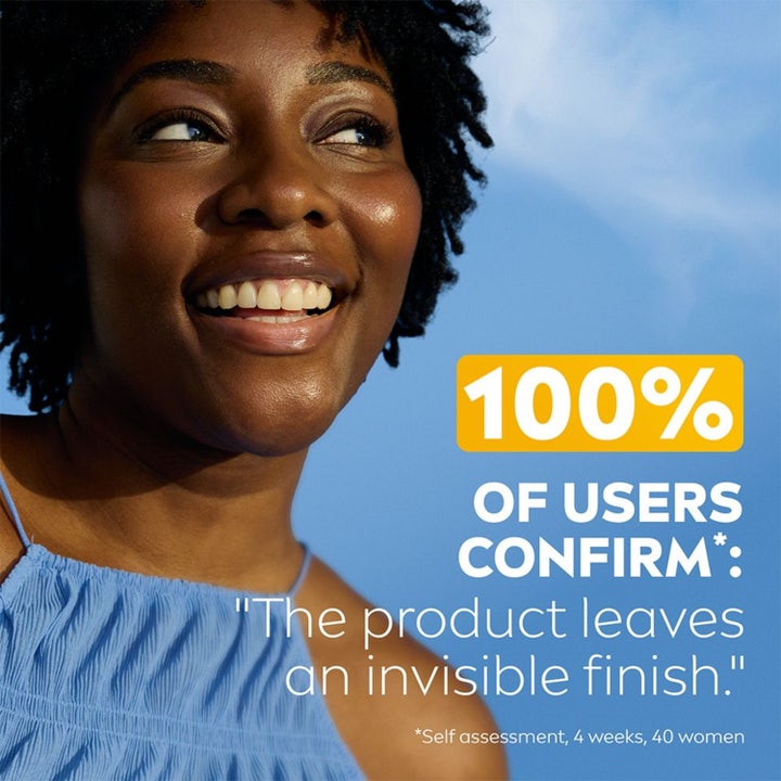NIVEA UV Face Invisible Daily Fluid SPF50+ 40 ml solkrem gir usynlig finish vist med smilende kvinne mot blå himmel.