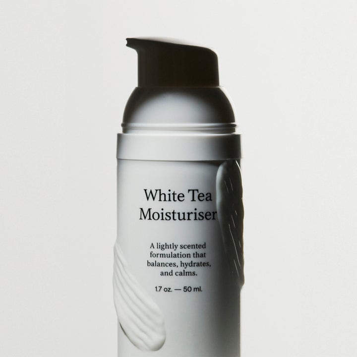 Jorgobé White Tea Moisturiser 50 ml beroligende ansiktskrem i hvit pumpeflaske med en hvit teksturprøve på siden