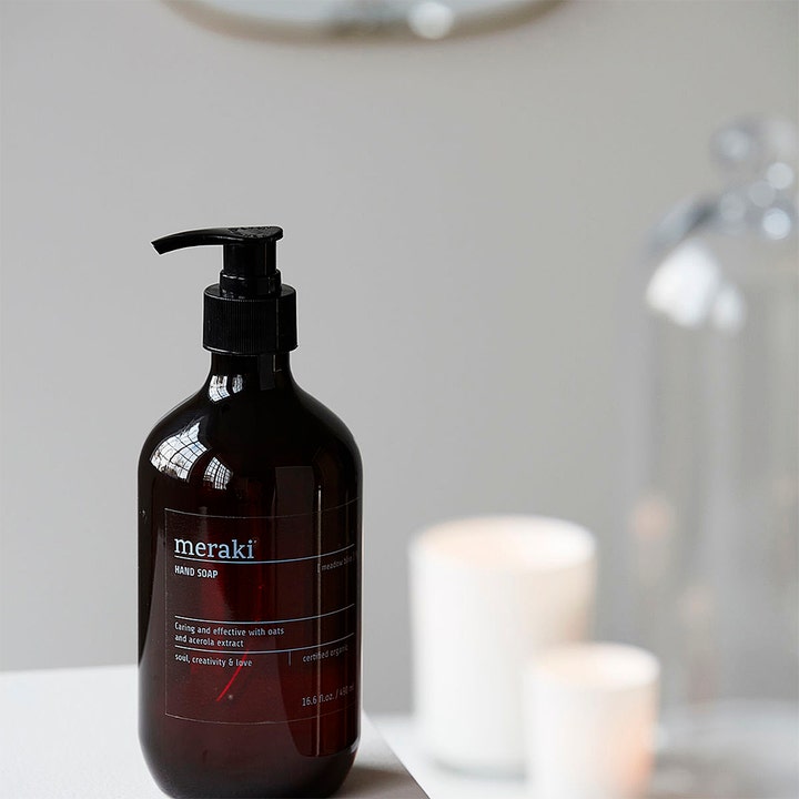 Meraki Meadow Bliss Hand Soap 490 ml pleiende håndsåpe i mørk apotekerflaske med pumpe og hvit etikett
