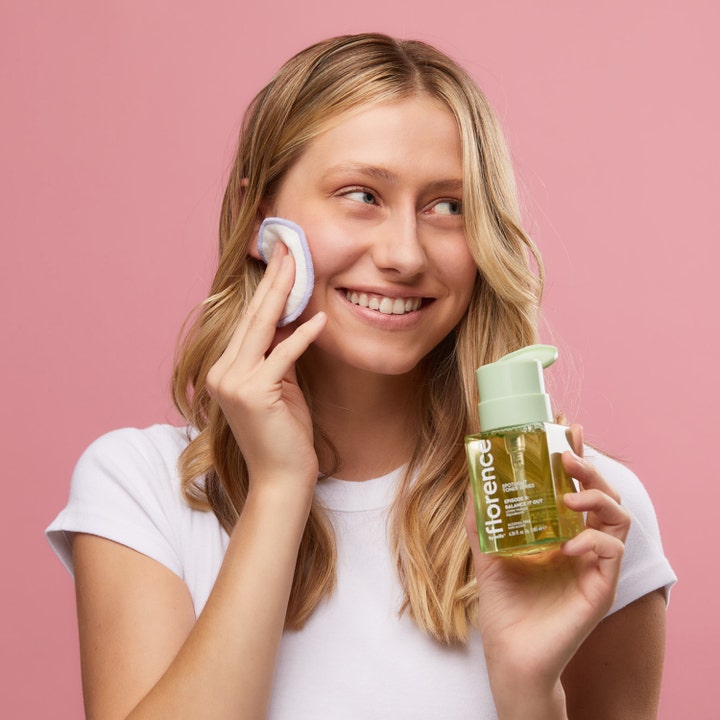 Florence by Mills Spotlight Toner Series 3 Balance It Out 185 ml toner brukt av smilende kvinne mot rosa bakgrunn