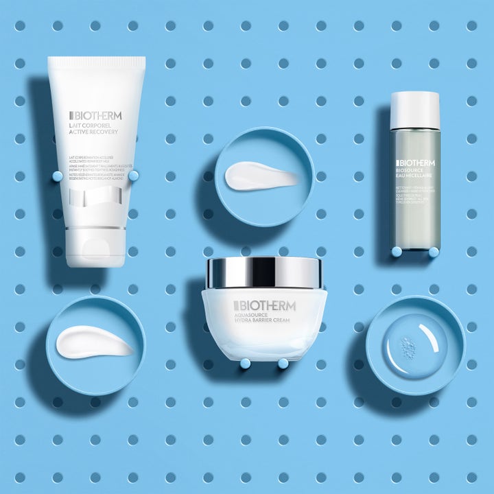 Biotherm Hydra Barrier Set 1 stk fuktighetsgivende hudpleie med hvit krukke og tube ved siden av myke kremteksturer