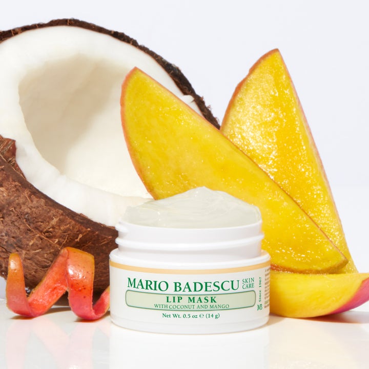 Mario Badescu Lip Mask Coconut & Mango 14 ml fuktighetsgivende leppemaske i hvit krukke med kokos og mangoskiver