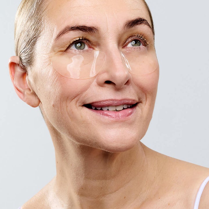 Currentbody Skin Hydrogel Eye mask 2 g fuktighetsgivende eye patches i gjennomsiktig gelé påført under øynene.