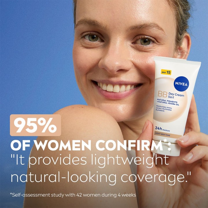 NIVEA BB Tinted Moisturiser 50 ml dagkrem i hvit tube holdt av kvinne med naturlig hudtone