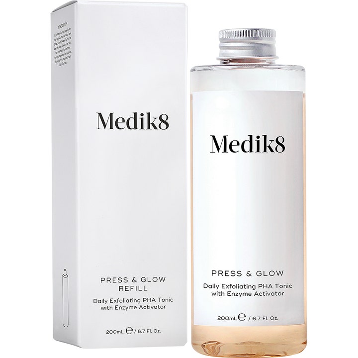 Medik8 Press & Glow Refill 200 ml eksfolierende PHA-toner i hvit eske og gjennomsiktig flaske med sølvlokk