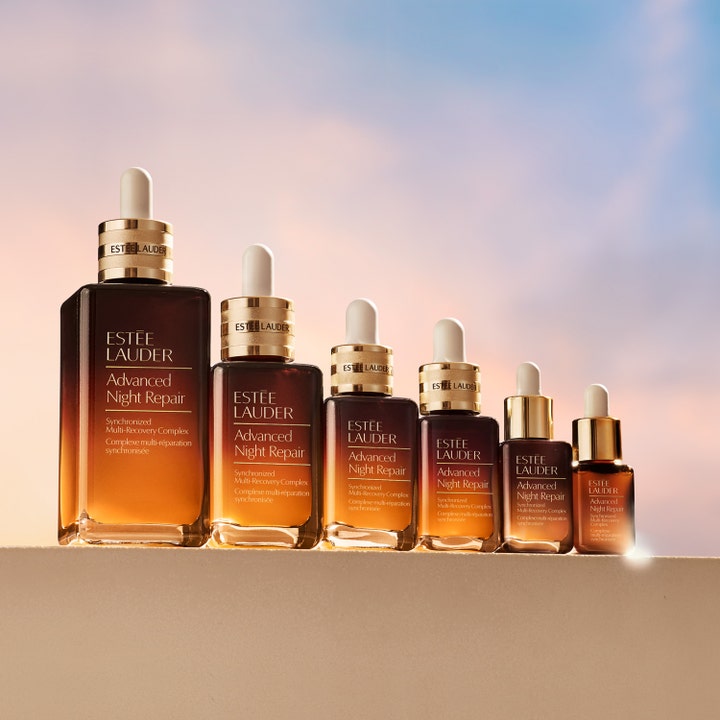 Estée Lauder Advanced Night Repair Serum 20 ml i seks ulike størrelser foran en vakker solnedgang