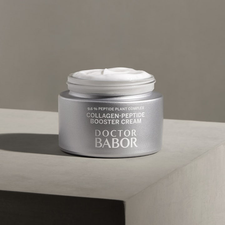 Babor Collagen-Peptide Booster Cream 50 ml ansiktskräm i åpen sølvfarget krukke som viser rik hvit tekstur.