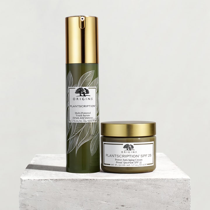 Origins Plantscription Multi-Powered Youth Serum 30 ml anti-aging serum i grønn flaske med gullkork på hvit sokkel