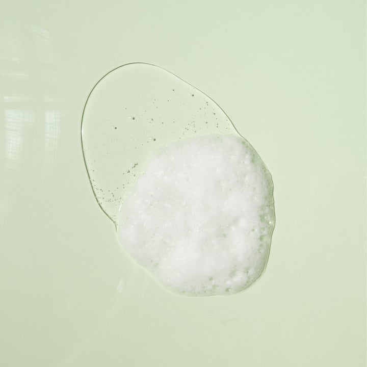 Dr. Ceuracle Tea Tree Purifine Cleansing Foam 150 ml renseskum med hvit skumtekstur på lysegrønn bakgrunn