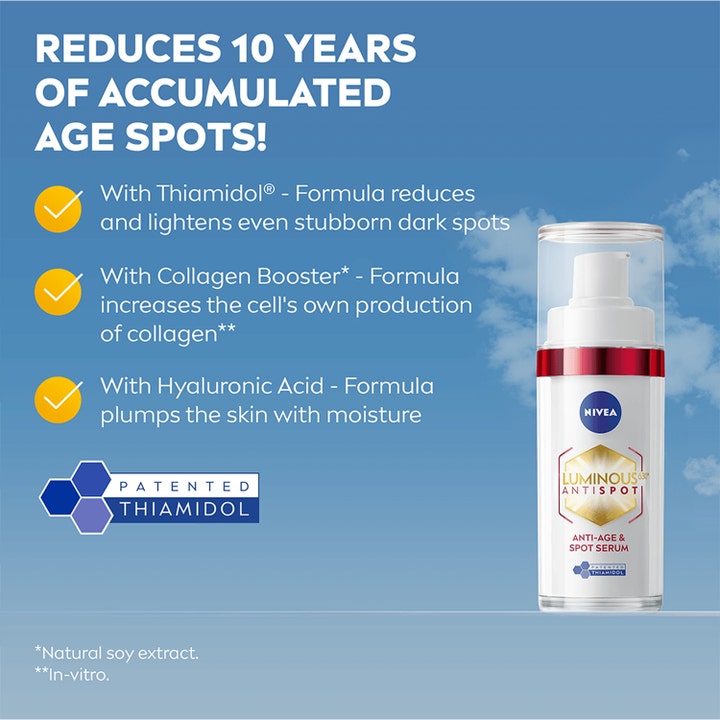 NIVEA LUMINOUS 630 Anti-Age & Dark-Spot Serum 30 ml reduserer pigmentflekker i hvit pumpeflaske mot blå himmel