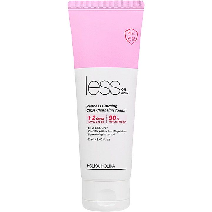 Holika Holika Less On Skin Redness Calming CICA Cleansing Foam 150 ml i hvit og rosa tube som beroliger rødhet.
