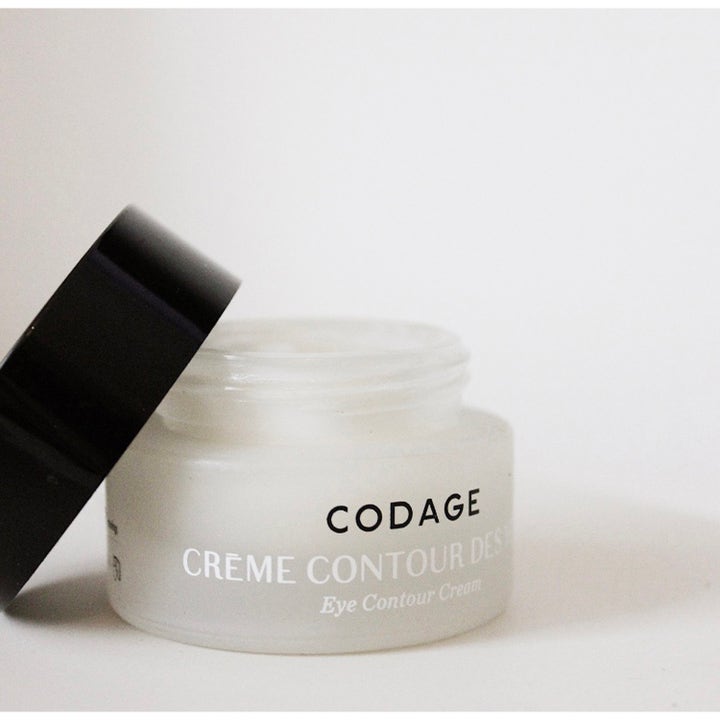 Codage Paris The Eye Contour Cream 15 ml mot mørke ringer i en åpen krukke av frostet glass med svart lokk