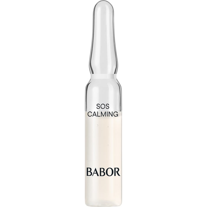 Babor SOS Calming 2 ml lindrende ansiktsserum i en klar glassampulle med melkehvitt innhold