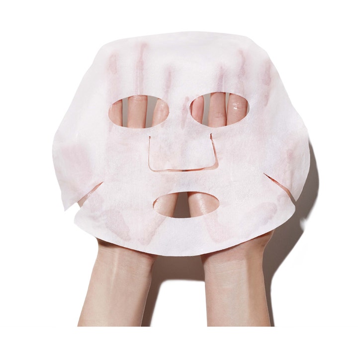 Erborian Bamboo Shot Mask 15 g fuktighetsgivende sheet mask i tynt hvitt materiale holdt opp av to hender