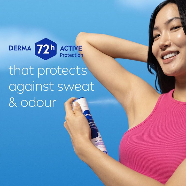 NIVEA Derma Control Restore 150 ml spray deoplus som beskytter mot svette og lukt vist på kvinne i rosa topp