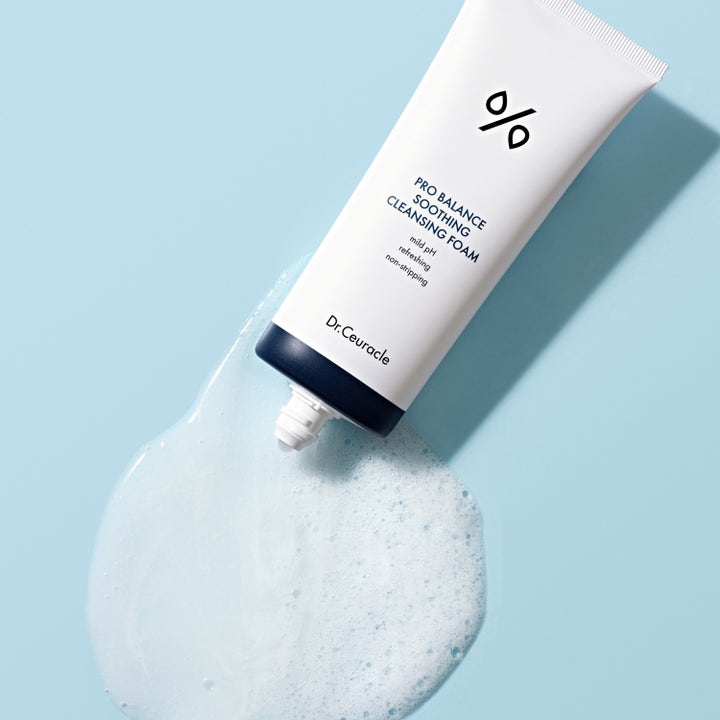 Dr. Ceuracle Pro Balance Soothing Cleansing Foam 150 ml beroligende ansiktsrens med hvit skummende tekstur.