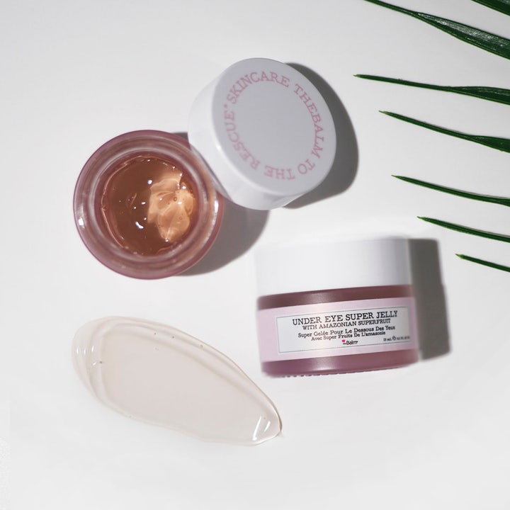 theBalm Under Eye Super Jelly 15 ml glødgivende øyegelé i krukke med en lys rosa og lett geltekstur.